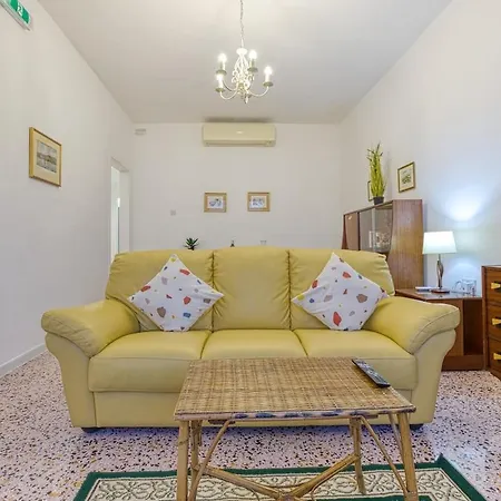 Qawra Beachside Bliss *