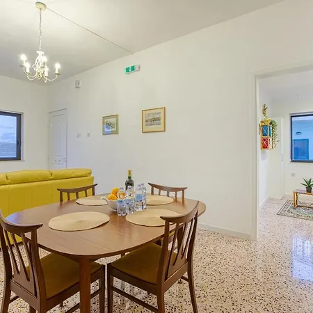 Daire Qawra Beachside Bliss