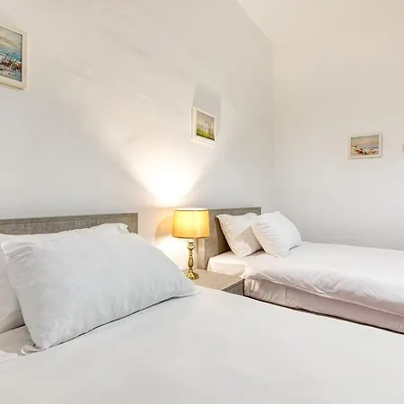 Qawra Beachside Bliss