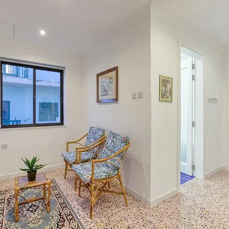 Qawra Beachside Bliss *