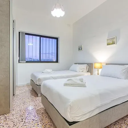 Qawra Beachside Bliss Apartment *