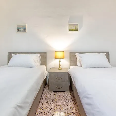 Qawra Beachside Bliss