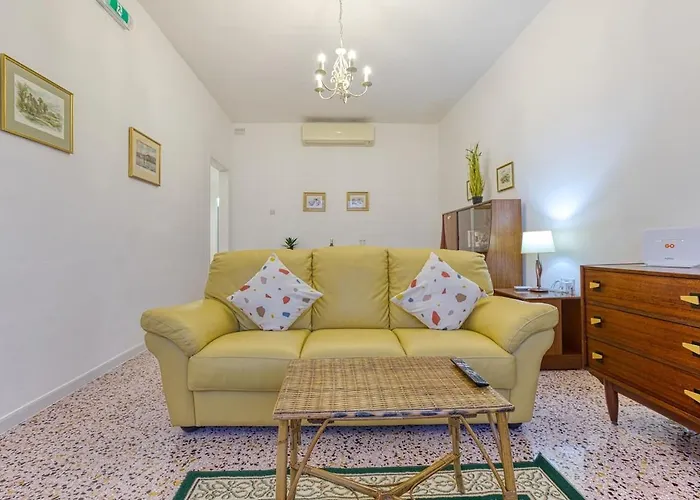 Qawra Beachside Bliss *