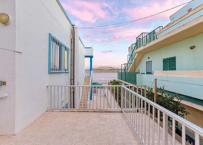 Qawra Beachside Bliss