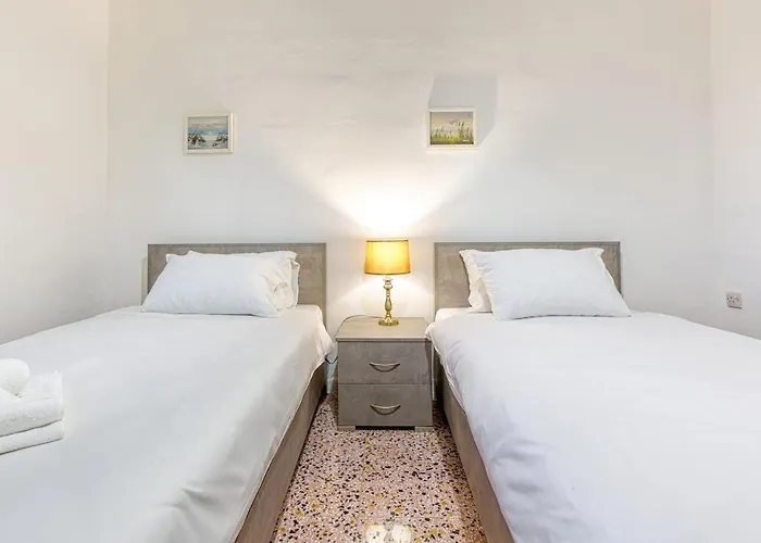 Qawra Beachside Bliss