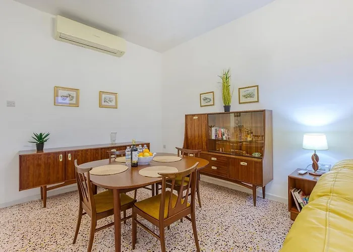 Qawra Beachside Bliss Apartment *