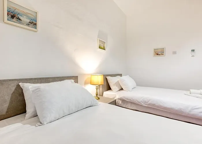 Qawra Beachside Bliss